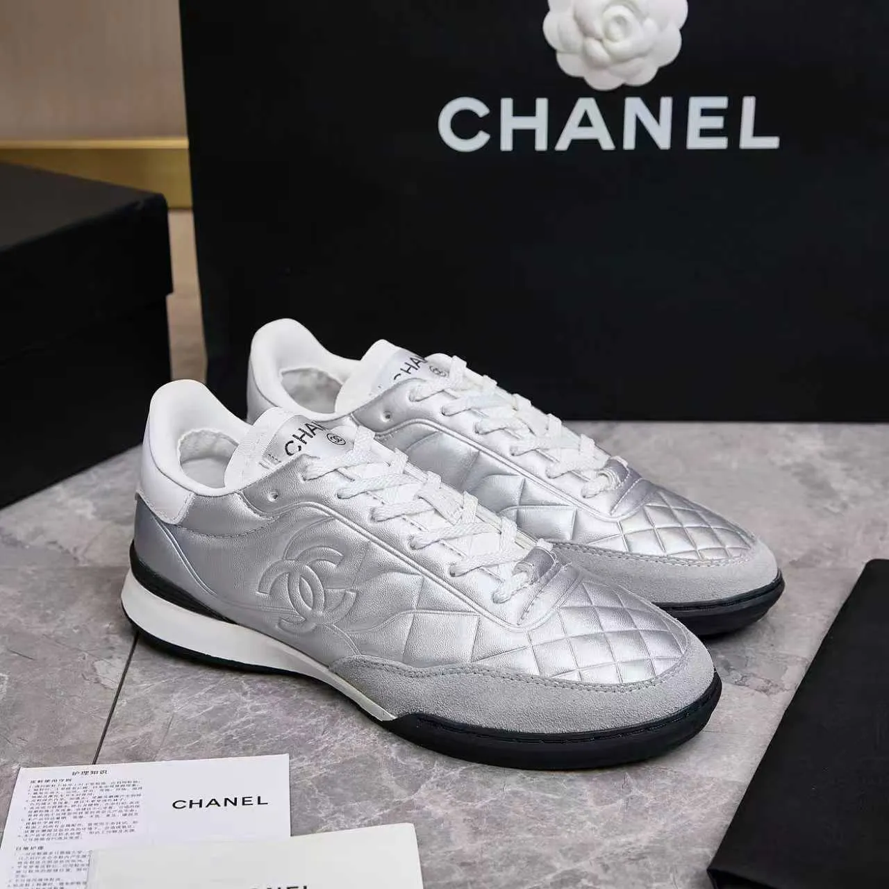 p560 Chanel Chanel - 2025 counter top casual sports shoes This classic design; the upper is electro-embroidered with a variety of craftsmanship; the outsole is fashionable and sporty; the extraordinary inclusion of a variety of color matching elements... The diversified mix and match is very beautiful and versatile, casual, fashionable, sports and outdoor can be taken into account... ꫛꫀꪝ Go➫ Materials: ❶Upper made of: Original imported mixed-breed sheep + craftsmanship ❷Inner uses: Original imported breathable sheepskin ❸ Outsole based on: Original TPU outsole Counter boutique packaging complete set Female 35–41 Male 39-45